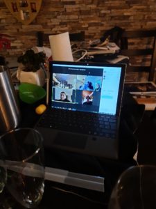 Laptop mit einem Zoommeeting abgebildet